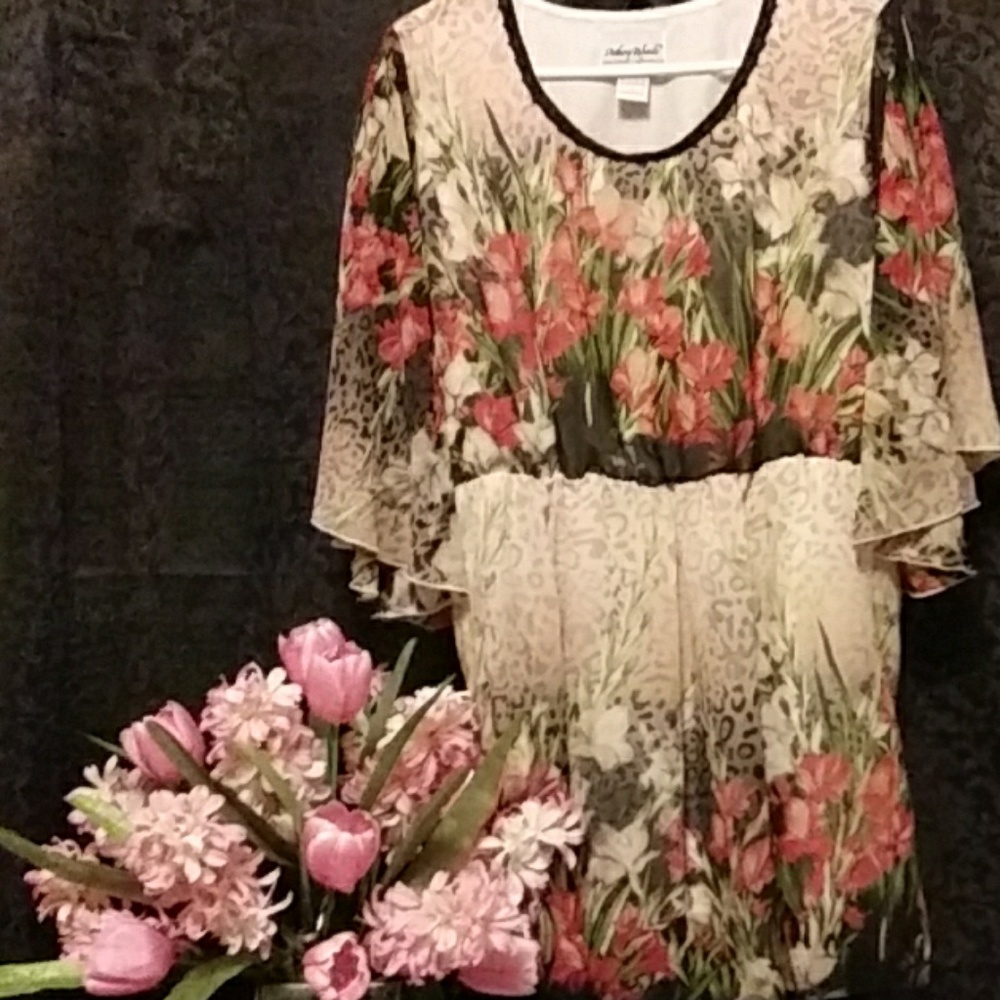 Light & Airy floral tunic, EUC